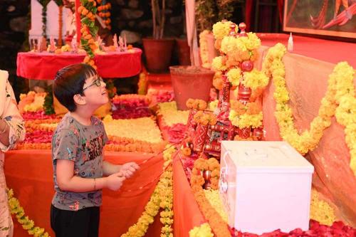 Devotee giving swing to Baal Gopal Hindolana
